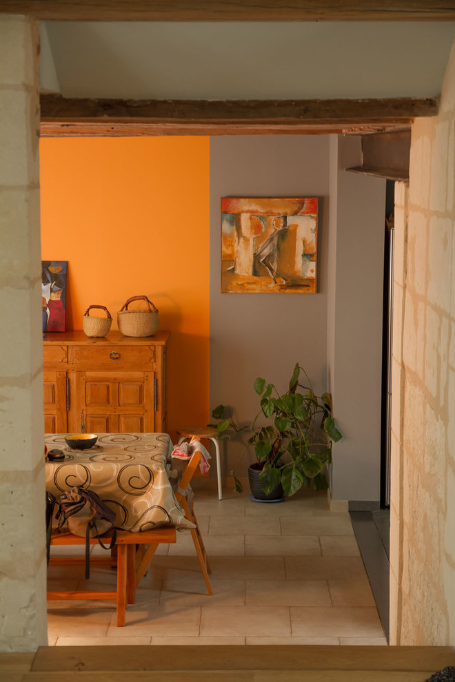 Offenes, Mittelgroßes Landhausstil Esszimmer mit oranger Wandfarbe und Terrakottaboden in Angers