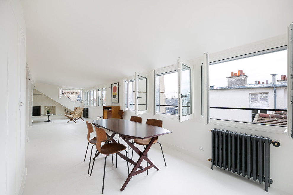 Idee per una sala da pranzo moderna con pareti bianche e pavimento bianco