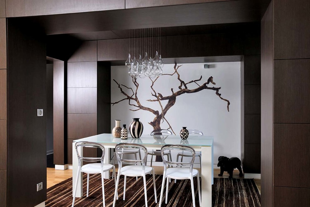 Immagine di una sala da pranzo minimal chiusa e di medie dimensioni con pareti marroni e pavimento in legno massello medio