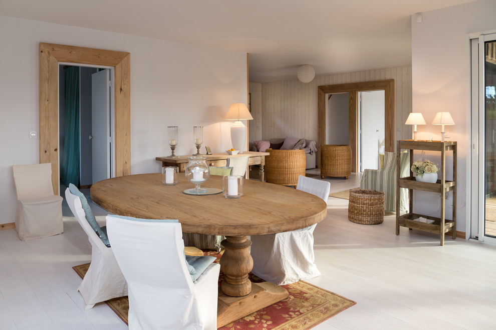 Источник вдохновения для домашнего уюта: гостиная-столовая в стиле кантри с белыми стенами и деревянным полом без камина