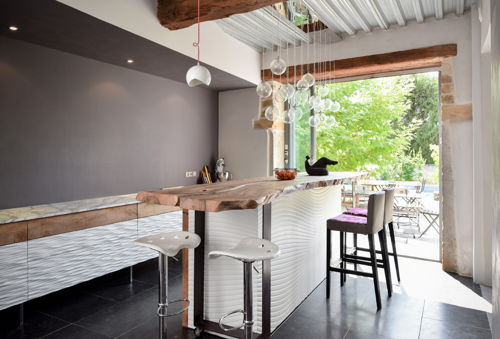 Exemple d'une salle à manger romantique.