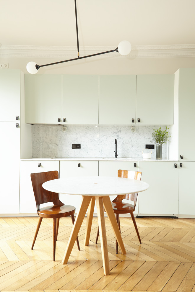 На фото: гостиная-столовая в стиле модернизм с бежевыми стенами и светлым паркетным полом без камина