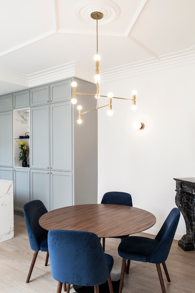 Offenes, Mittelgroßes Modernes Esszimmer mit weißer Wandfarbe, braunem Holzboden, Eckkamin, Kaminumrandung aus Stein und braunem Boden in Paris