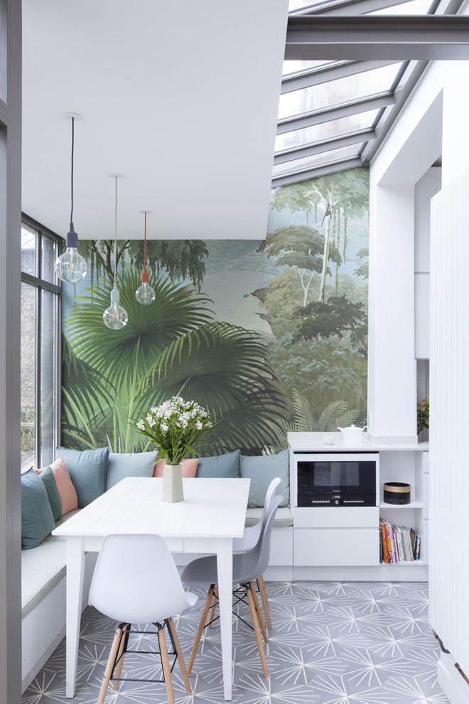 Immagine di una sala da pranzo aperta verso il soggiorno contemporanea di medie dimensioni con pareti bianche e pavimento in terracotta
