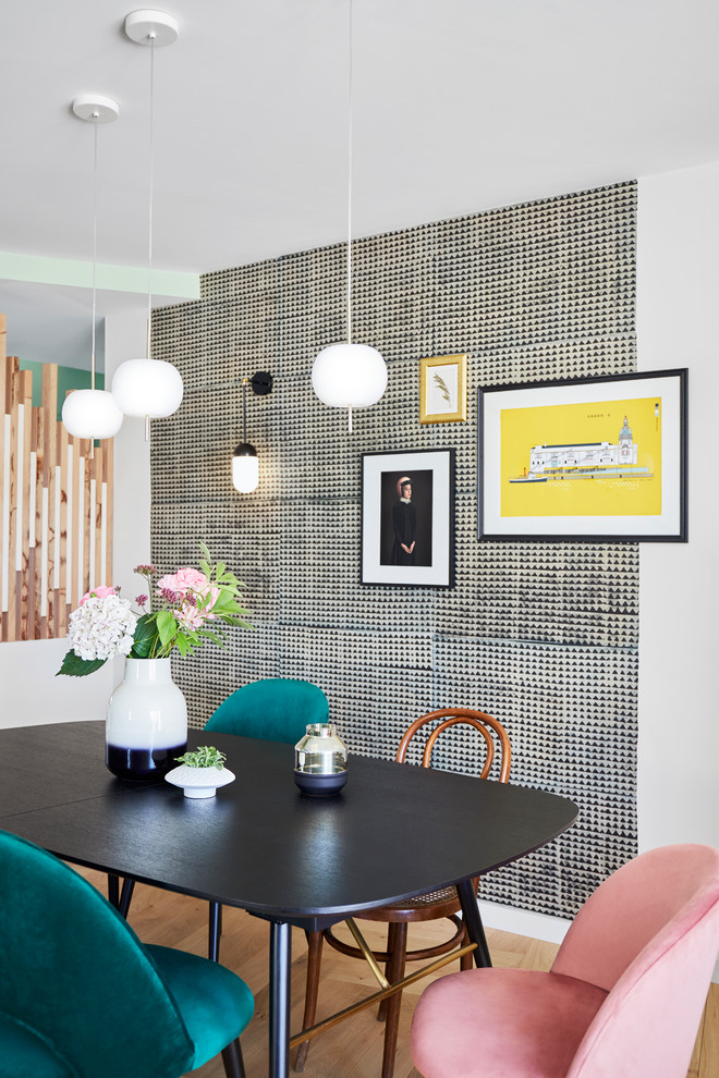 Immagine di una sala da pranzo eclettica di medie dimensioni con parquet chiaro, pareti multicolore e nessun camino