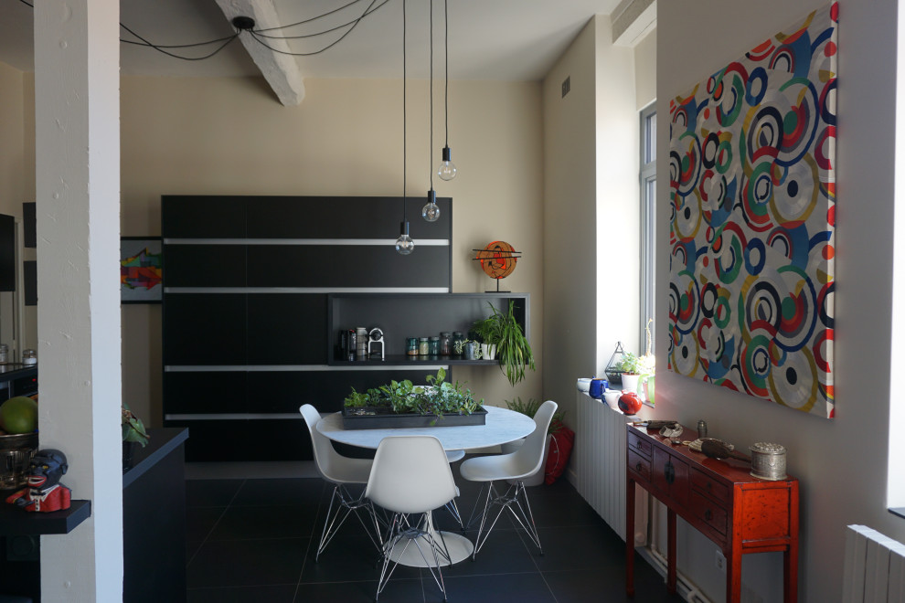 Ispirazione per una grande sala da pranzo aperta verso il soggiorno minimal con pavimento con piastrelle in ceramica, pavimento grigio, travi a vista e pareti beige