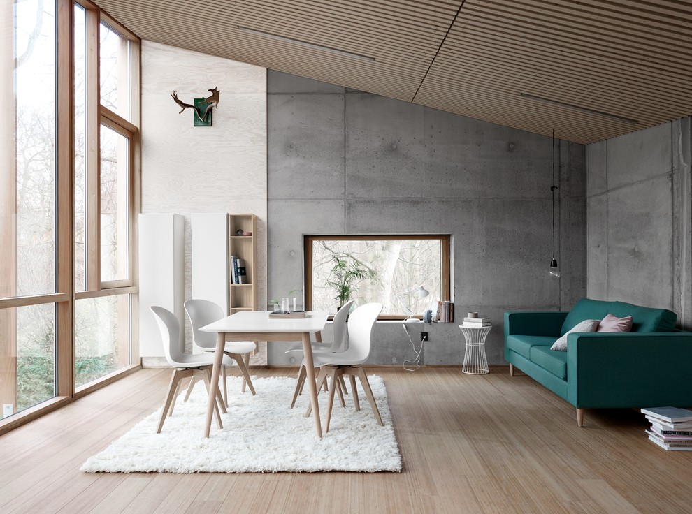Пример оригинального дизайна: столовая в скандинавском стиле с серыми стенами, светлым паркетным полом и бежевым полом