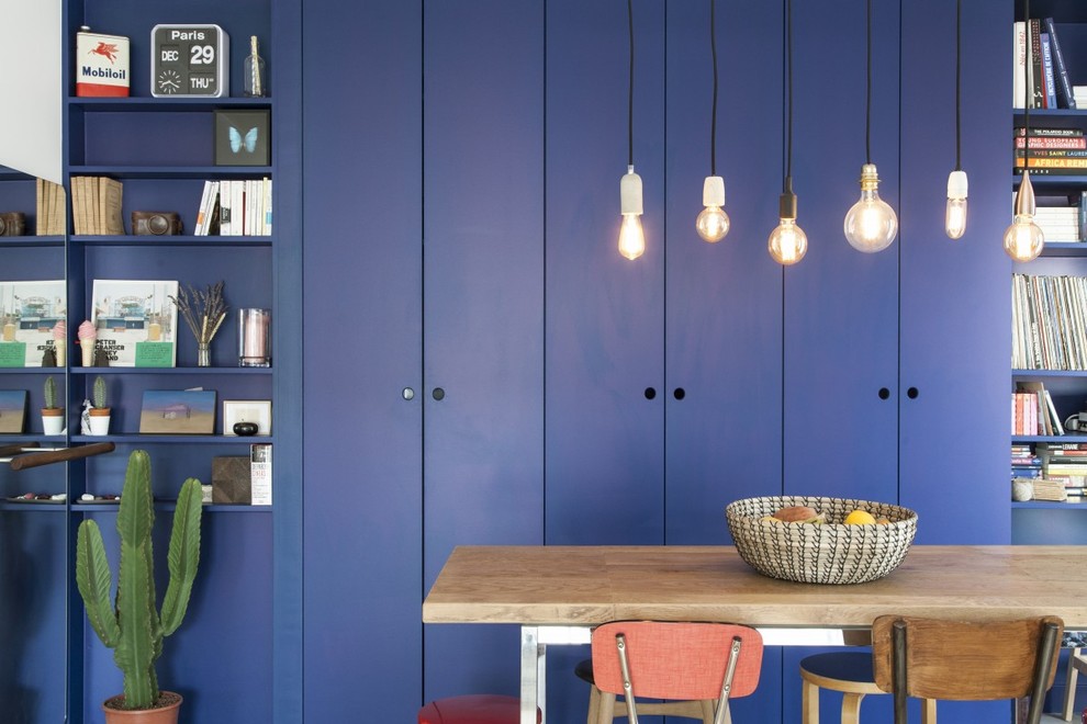 Exemple d'une salle à manger scandinave avec un mur bleu et aucune cheminée.
