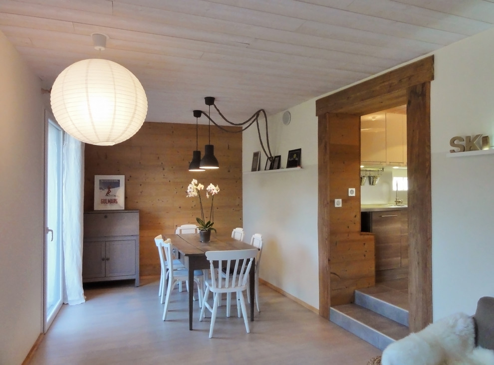 Foto di una sala da pranzo design chiusa e di medie dimensioni con parquet chiaro e pareti beige