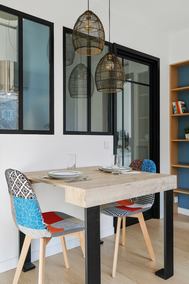 Immagine di una piccola sala da pranzo minimal chiusa con pareti bianche e pavimento beige