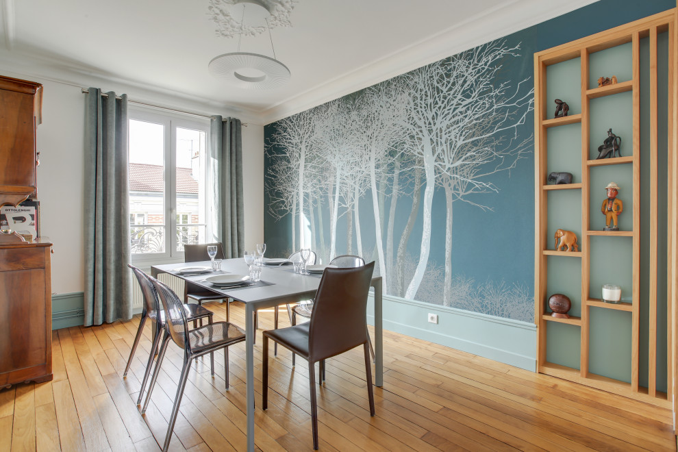 Inspiration pour une grande salle à manger ouverte sur le salon design avec un mur vert, parquet clair, aucune cheminée et un sol beige.
