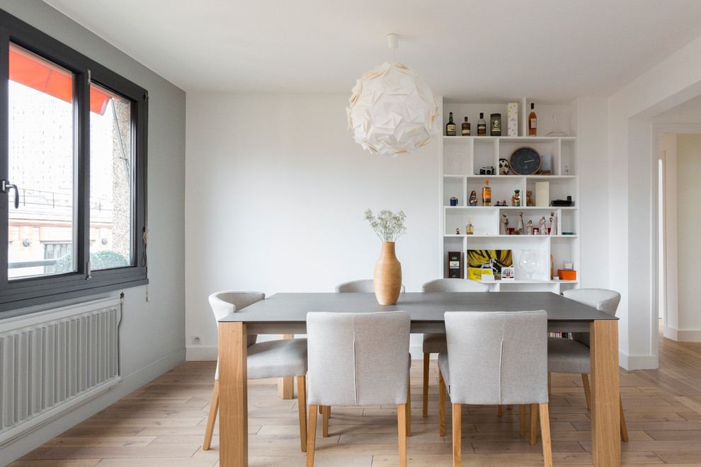 Aménagement d'une salle à manger ouverte sur le salon contemporaine de taille moyenne avec un mur blanc, parquet clair, aucune cheminée et un sol beige.