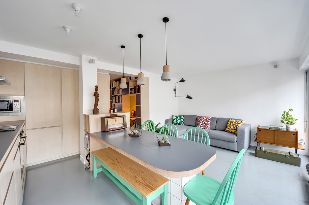 Свежая идея для дизайна: гостиная-столовая среднего размера в стиле ретро с белыми стенами и деревянным полом без камина - отличное фото интерьера