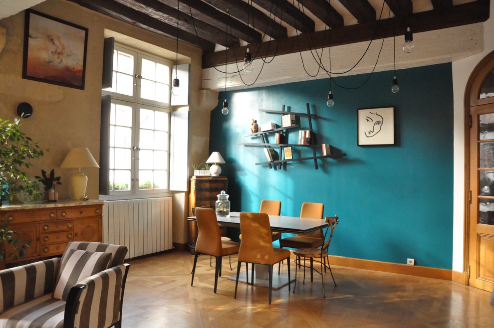 Exemple d'une grande salle à manger ouverte sur le salon éclectique avec un mur blanc et un sol en bois brun.