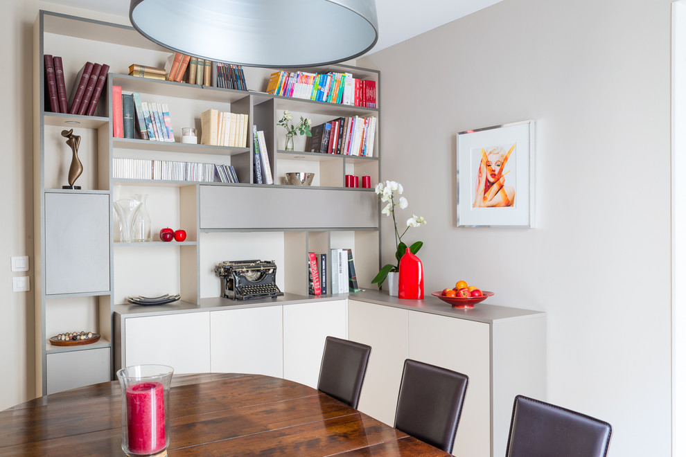 Diseño de comedor contemporáneo de tamaño medio cerrado con paredes beige y suelo de madera clara