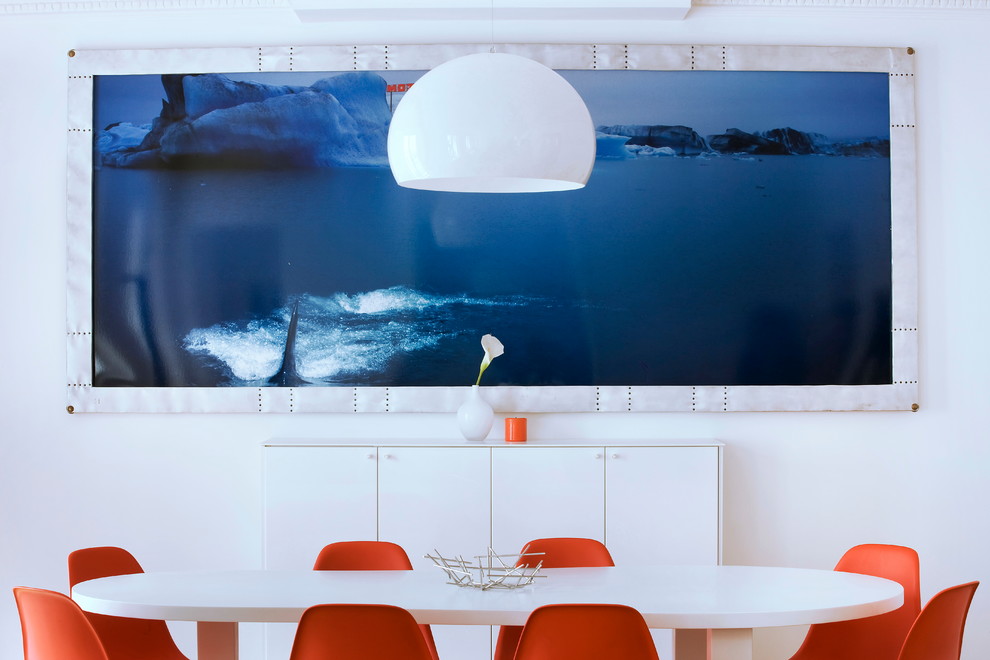 Idée de décoration pour une salle à manger design fermée et de taille moyenne avec un mur blanc et aucune cheminée.