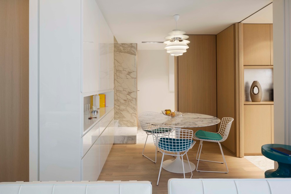 Offenes, Mittelgroßes Nordisches Esszimmer ohne Kamin mit weißer Wandfarbe und hellem Holzboden in Paris