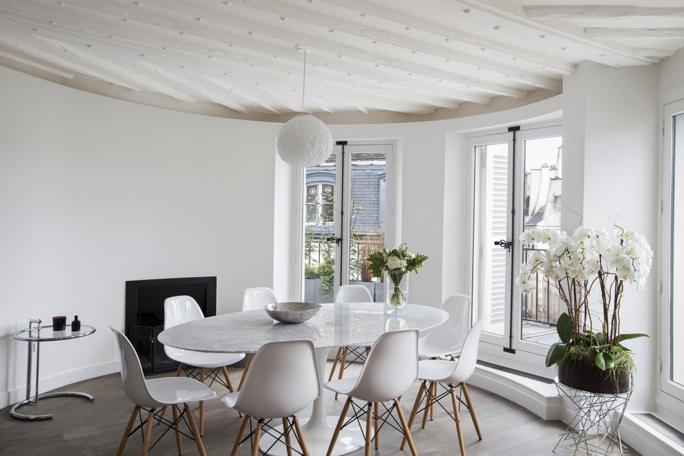 Idées déco pour une salle à manger scandinave de taille moyenne avec un mur blanc, parquet foncé, une cheminée standard et un manteau de cheminée en métal.