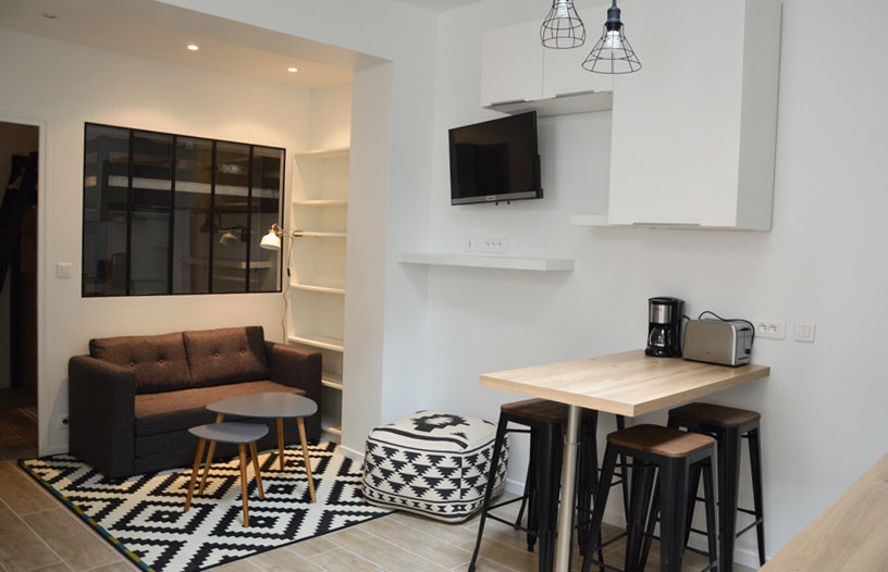 Idée de décoration pour une petite salle à manger ouverte sur le salon minimaliste avec un mur blanc, parquet clair et un sol beige.