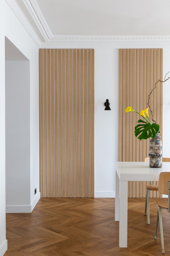 Idéer för att renovera en minimalistisk matplats, med vita väggar, ljust trägolv och brunt golv