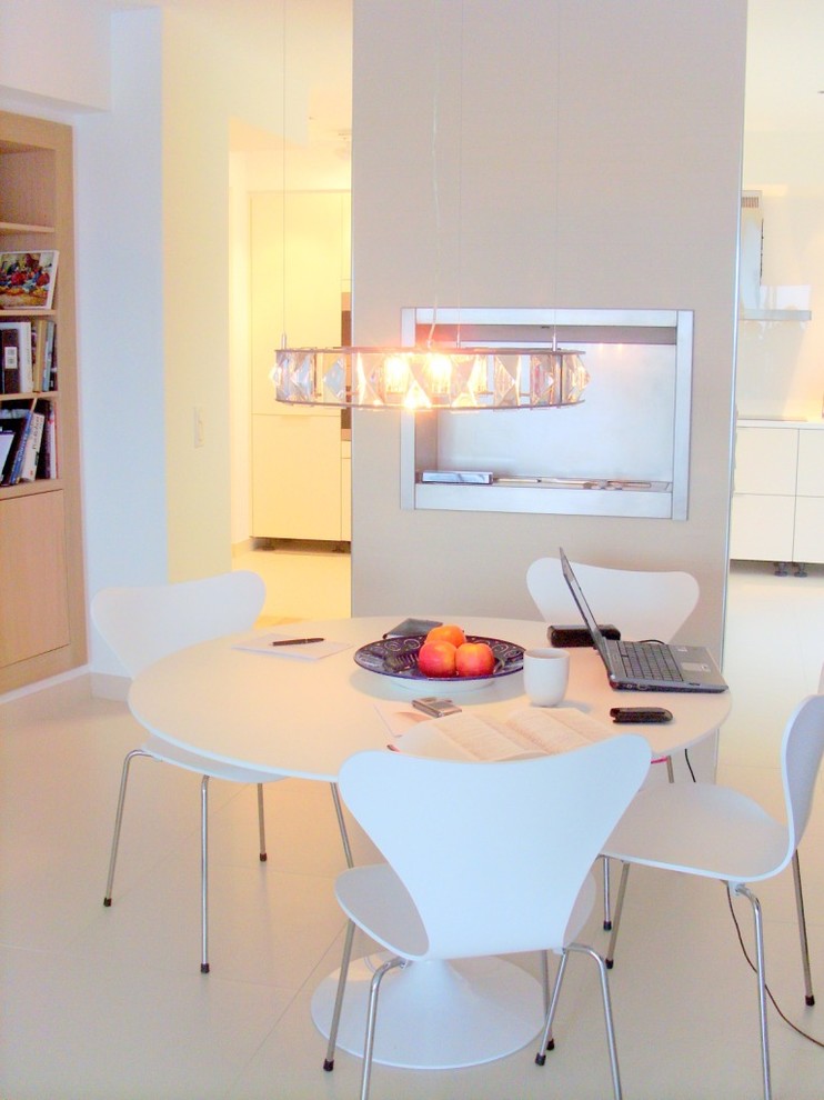 Idee per una sala da pranzo contemporanea di medie dimensioni con pareti bianche, pavimento in gres porcellanato e pavimento bianco
