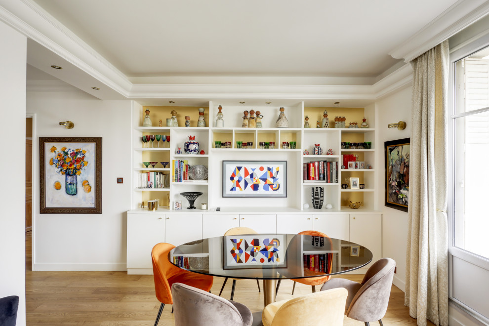 Immagine di una sala da pranzo design di medie dimensioni con pareti bianche, parquet chiaro e pavimento beige
