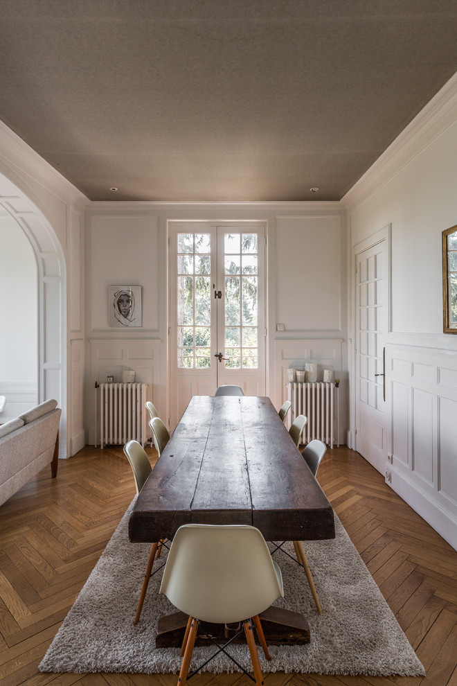 Ejemplo de comedor clásico renovado grande abierto con paredes blancas y suelo de madera en tonos medios