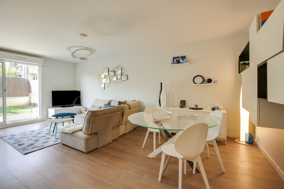 Kleines Modernes Esszimmer ohne Kamin mit beiger Wandfarbe, Laminat und braunem Boden in Paris