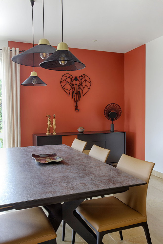 Foto di una grande sala da pranzo minimal con pareti arancioni e pavimento beige