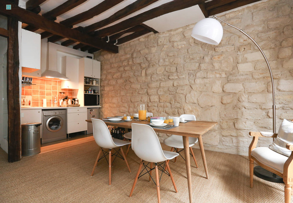 Imagen de comedor de cocina campestre de tamaño medio sin chimenea con paredes blancas y moqueta