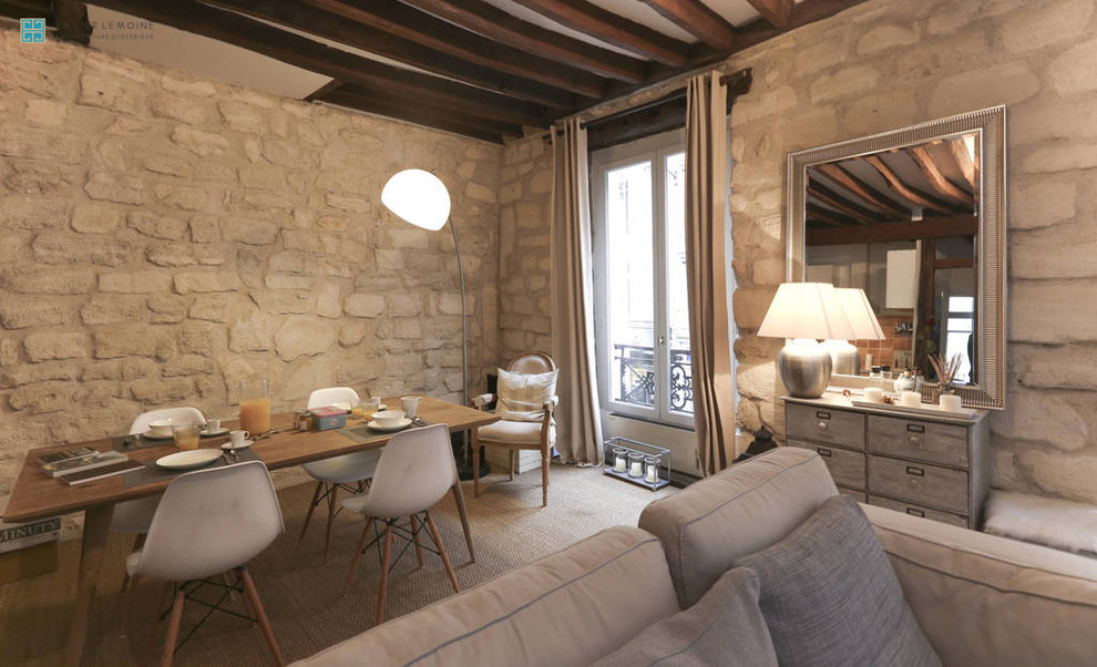 Mittelgroße Landhaus Wohnküche ohne Kamin mit weißer Wandfarbe und Teppichboden in Paris