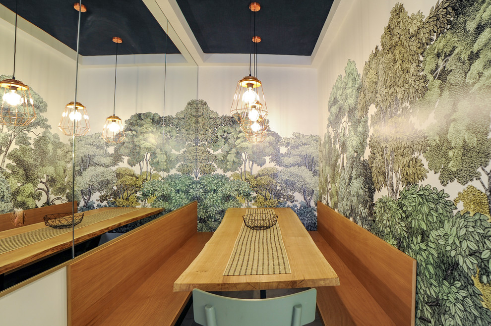 Bild på en liten funkis matplats, med gröna väggar, marmorgolv och vitt golv