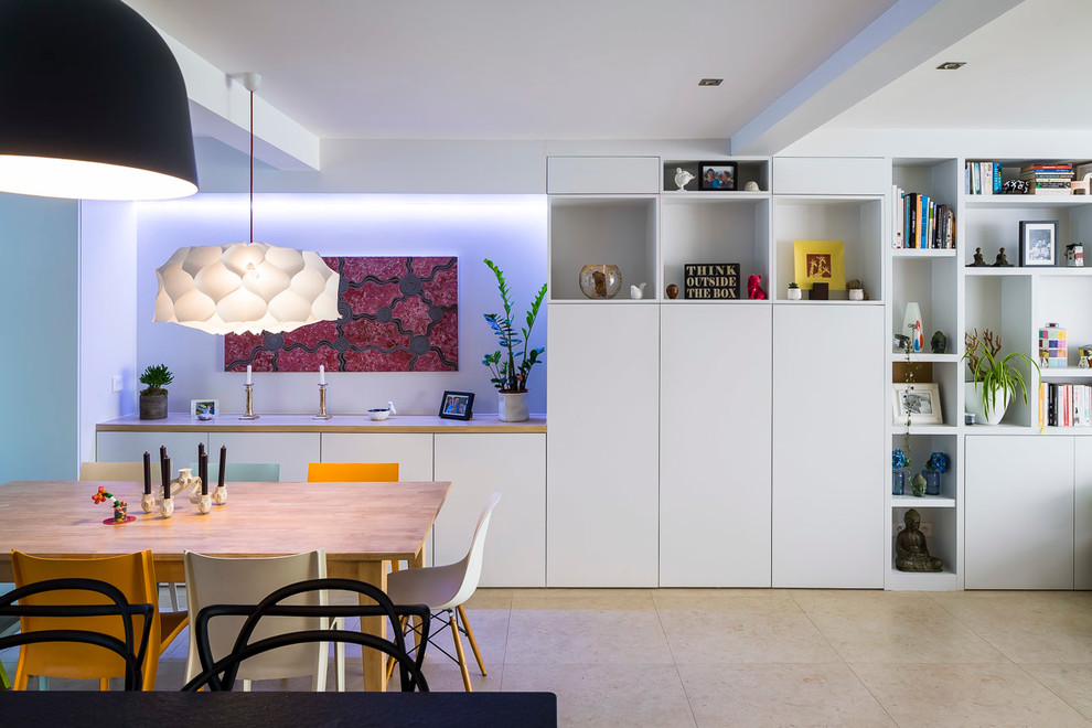 Cette photo montre une salle à manger ouverte sur le salon tendance de taille moyenne avec un mur blanc, un sol en carrelage de céramique et aucune cheminée.