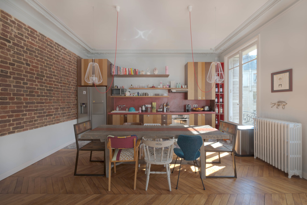 Immagine di una sala da pranzo aperta verso la cucina boho chic di medie dimensioni con pareti bianche, pavimento in legno massello medio e nessun camino