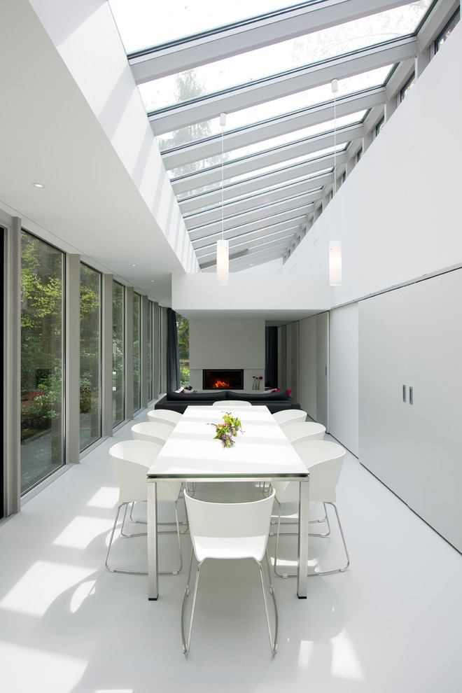 Immagine di una sala da pranzo aperta verso il soggiorno design di medie dimensioni con pareti bianche