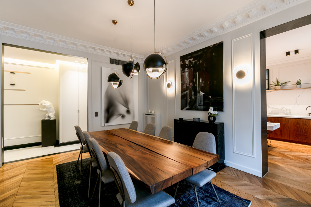 Geschlossenes Modernes Esszimmer mit braunem Holzboden und braunem Boden in Paris