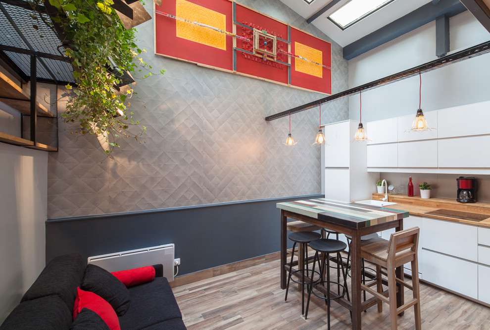 На фото: кухня-столовая среднего размера в современном стиле с серыми стенами и светлым паркетным полом
