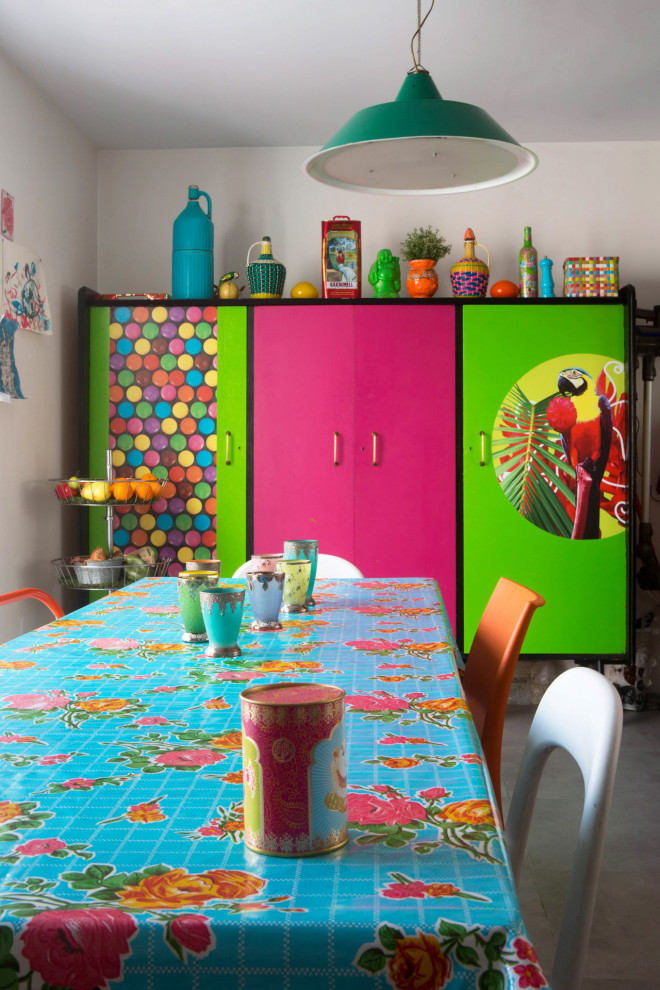 Idée de décoration pour une salle à manger bohème de taille moyenne avec un mur gris et un sol gris.