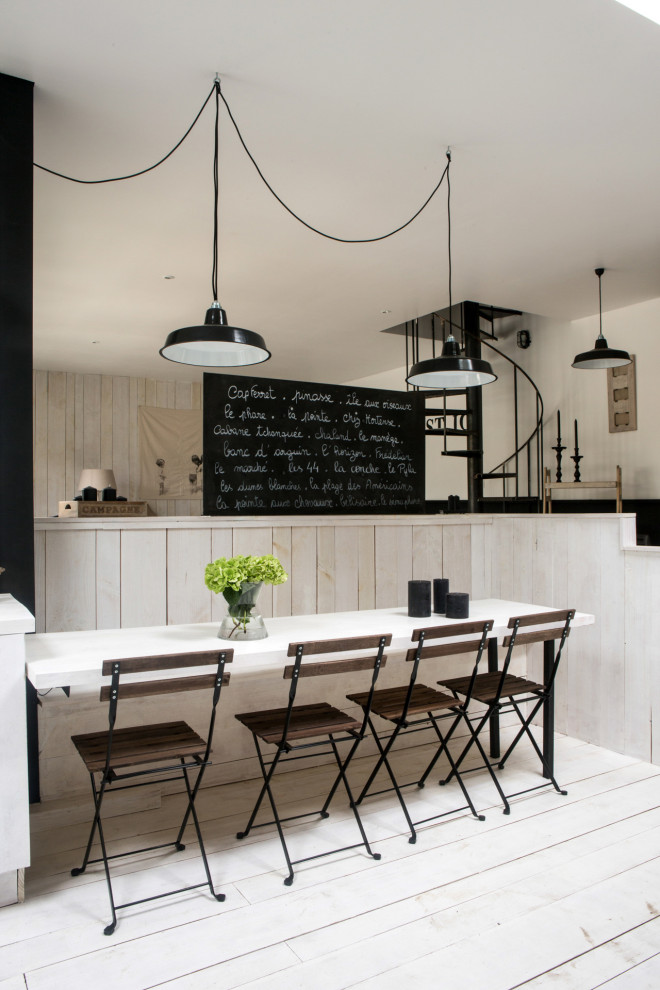 Idee per un angolo colazione mediterraneo di medie dimensioni con pareti beige, pavimento in legno verniciato e pavimento bianco