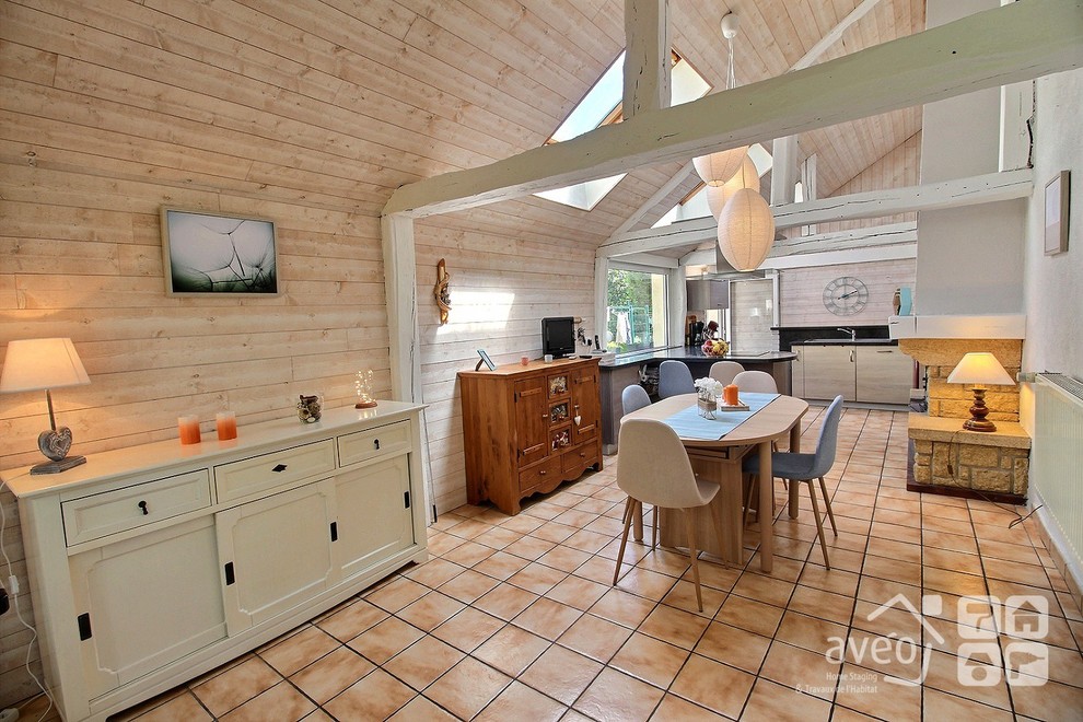 Geräumige Nordische Wohnküche mit beiger Wandfarbe, Keramikboden, Kamin, verputzter Kaminumrandung und beigem Boden in Sonstige
