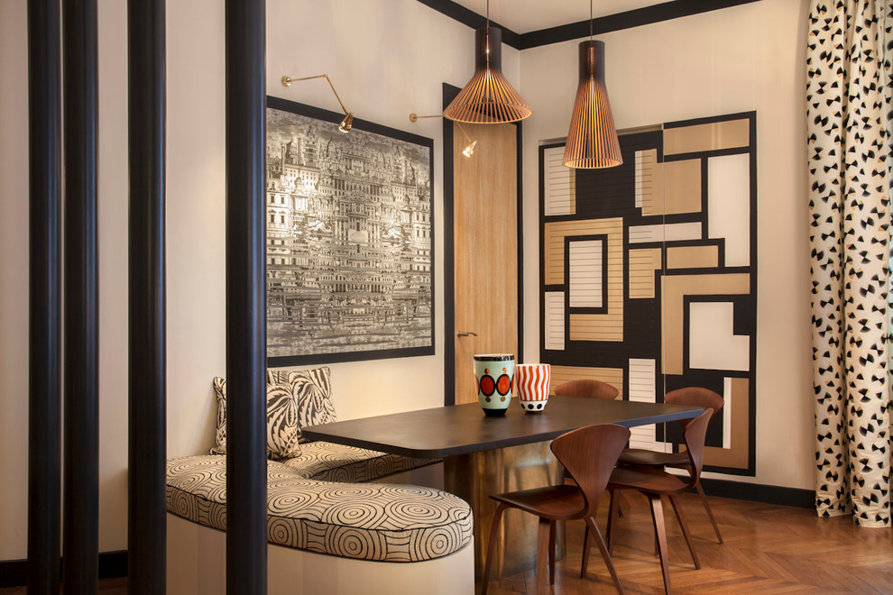 Cette photo montre une salle à manger ouverte sur le salon tendance de taille moyenne avec un mur blanc et un sol en bois brun.