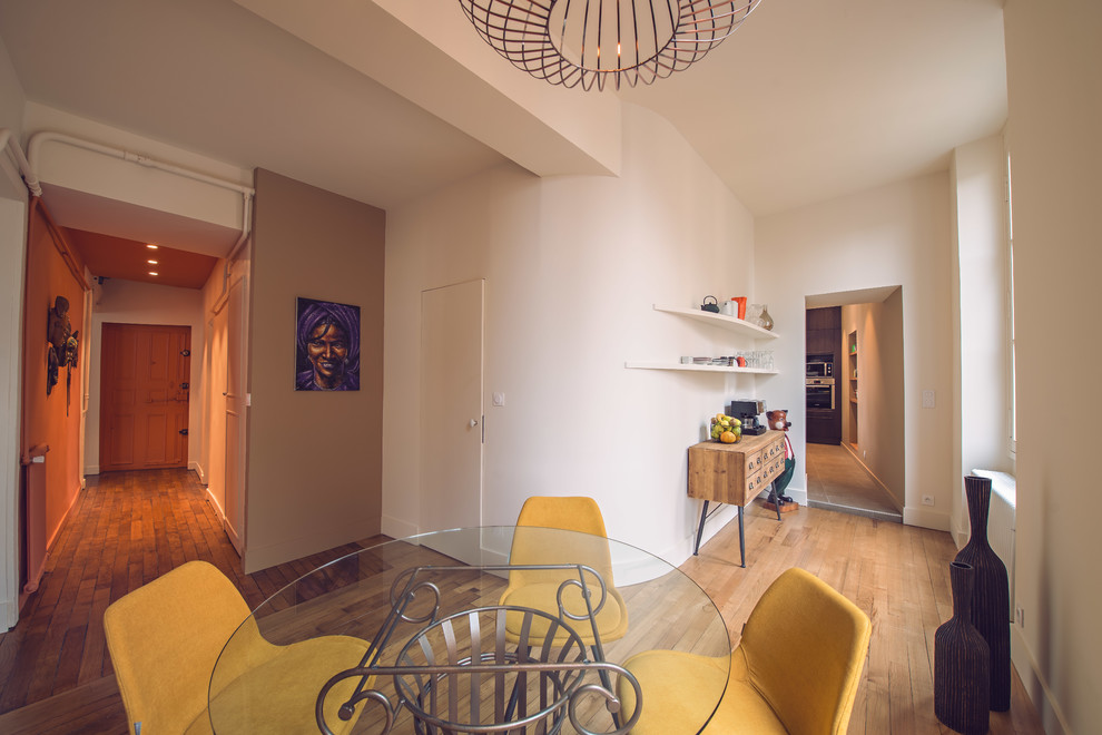 Immagine di una piccola sala da pranzo aperta verso il soggiorno contemporanea con pavimento con piastrelle in ceramica e pavimento beige