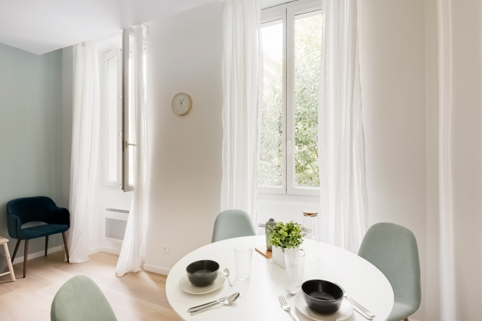 Esempio di una piccola sala da pranzo aperta verso il soggiorno stile shabby con pareti blu e pavimento in laminato