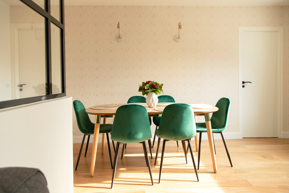 Foto di una sala da pranzo aperta verso il soggiorno minimalista di medie dimensioni con pareti beige, pavimento in legno massello medio, nessun camino e pavimento marrone