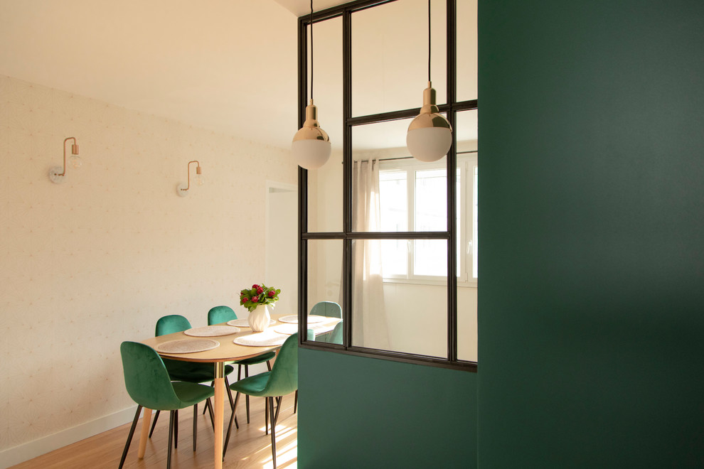 Свежая идея для дизайна: гостиная-столовая среднего размера в стиле модернизм с бежевыми стенами, паркетным полом среднего тона и коричневым полом без камина - отличное фото интерьера