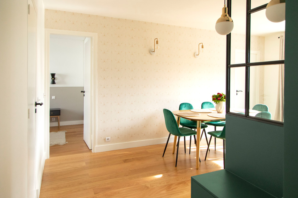 Imagen de comedor moderno de tamaño medio abierto sin chimenea con paredes beige, suelo de madera en tonos medios y suelo marrón