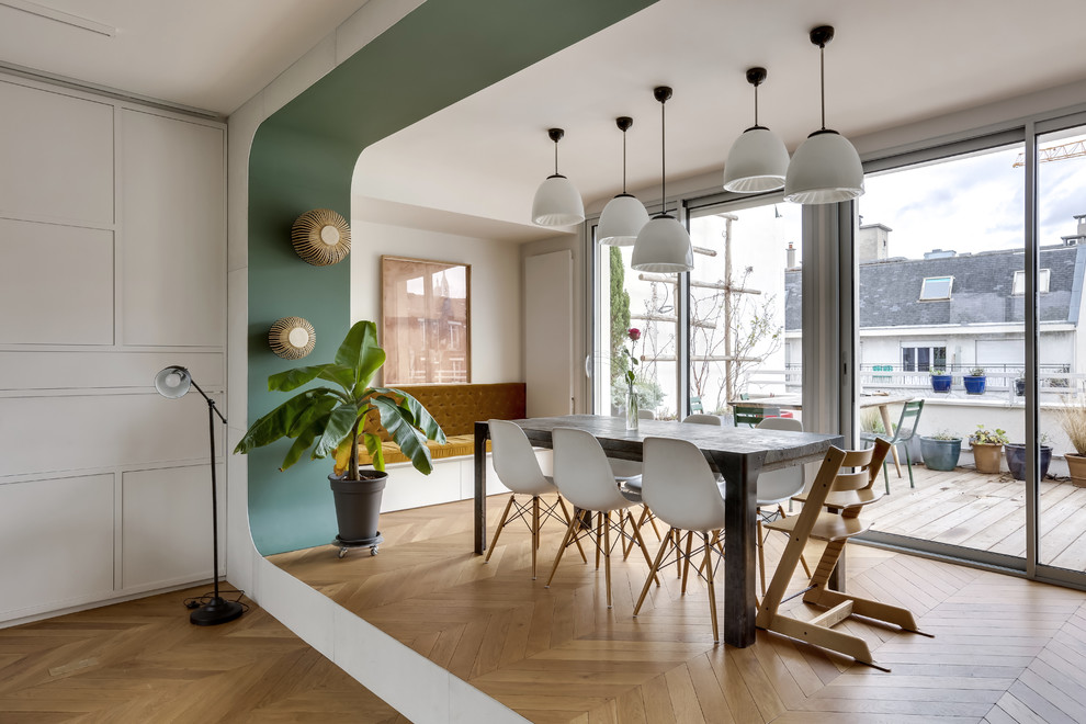 Inspiration pour une salle à manger design avec un mur blanc, un sol en bois brun, un sol marron et éclairage.