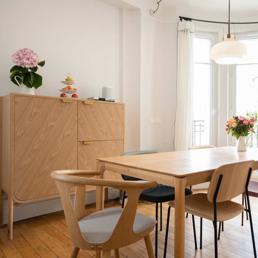 Foto de comedor escandinavo de tamaño medio abierto sin chimenea con paredes blancas, suelo de madera clara y suelo beige