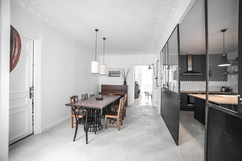 Стильный дизайн: гостиная-столовая среднего размера в современном стиле с белыми стенами, бетонным полом и серым полом без камина - последний тренд