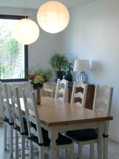 Idée de décoration pour une salle à manger méditerranéenne de taille moyenne avec un mur blanc, un sol en carrelage de céramique et un sol gris.